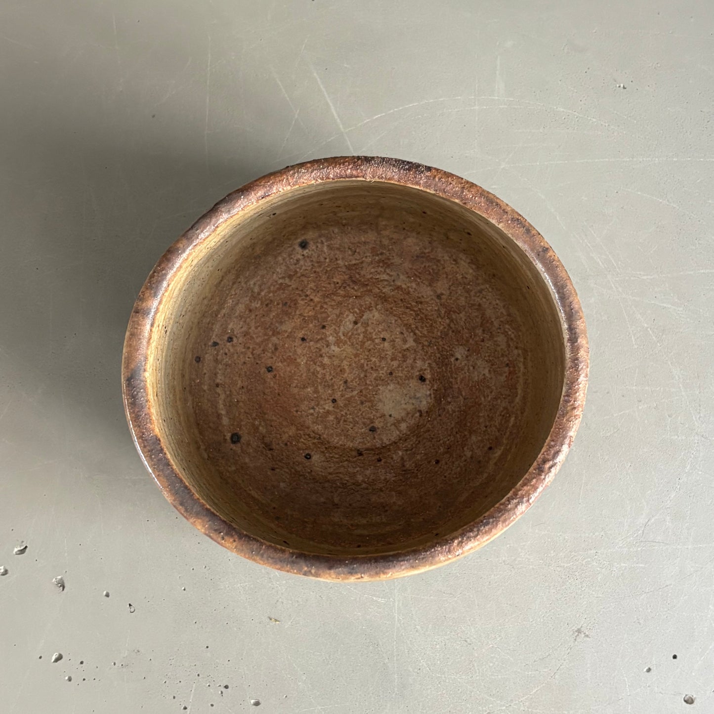 Cache-pot ou vide-poche cylindrique en céramique à motifs gravés signé - Ref 1220