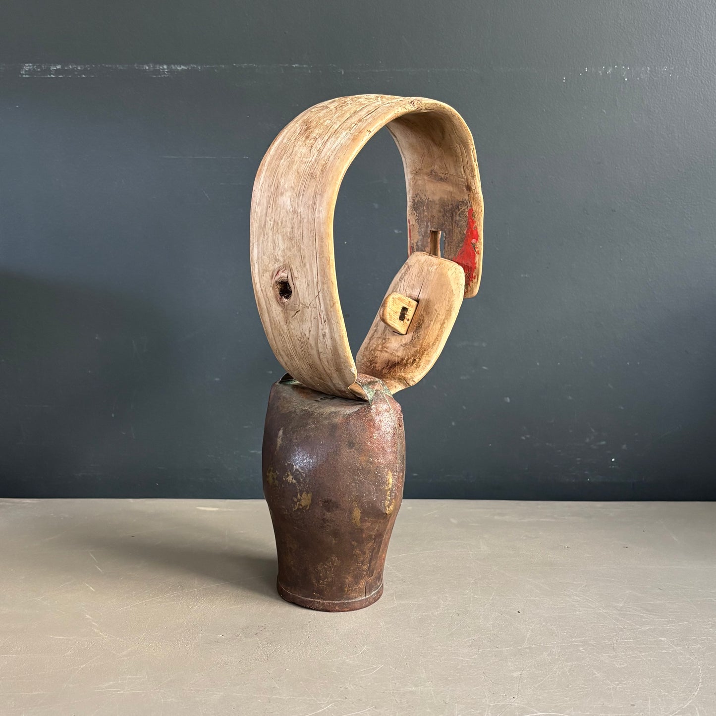 Cloche sonnaille ancienne avec son collier en bois - Ref 1320