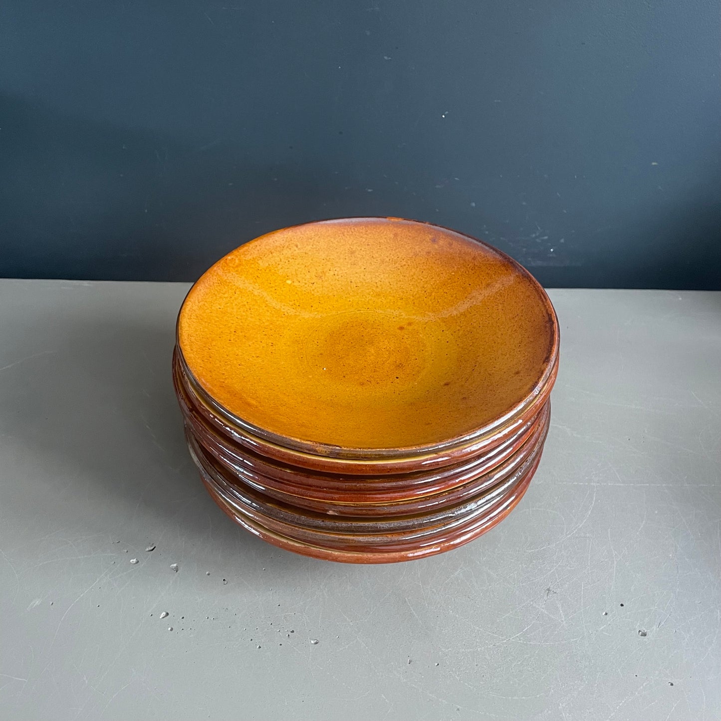 Lot de 9 assiettes en terre cuite moutarde - Ref 1053