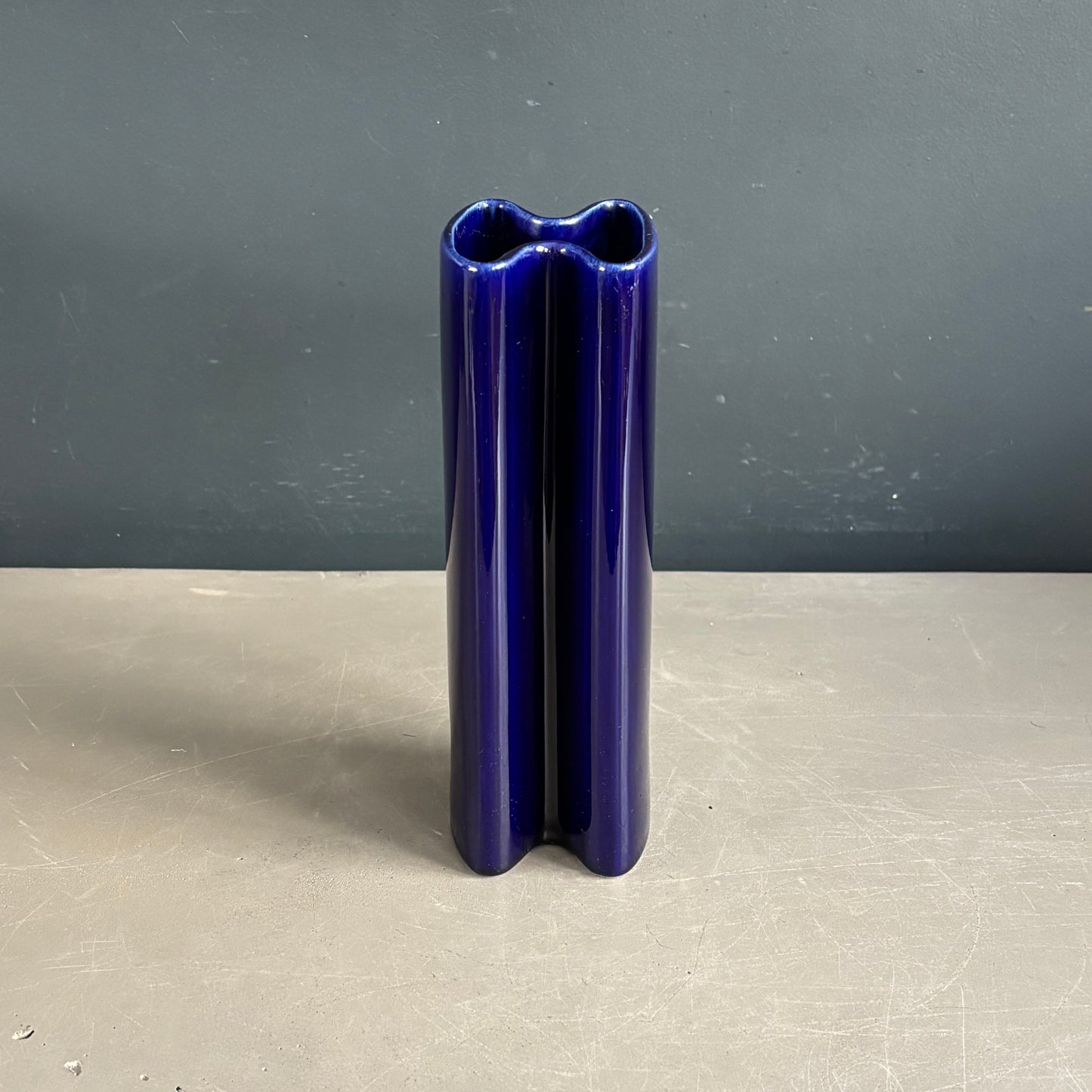 Vase vintage en céramique émaillée bleue Klein - Ref 1278