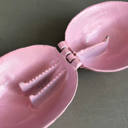 Casse-noix en fonte peinte en rose - Ref 1391