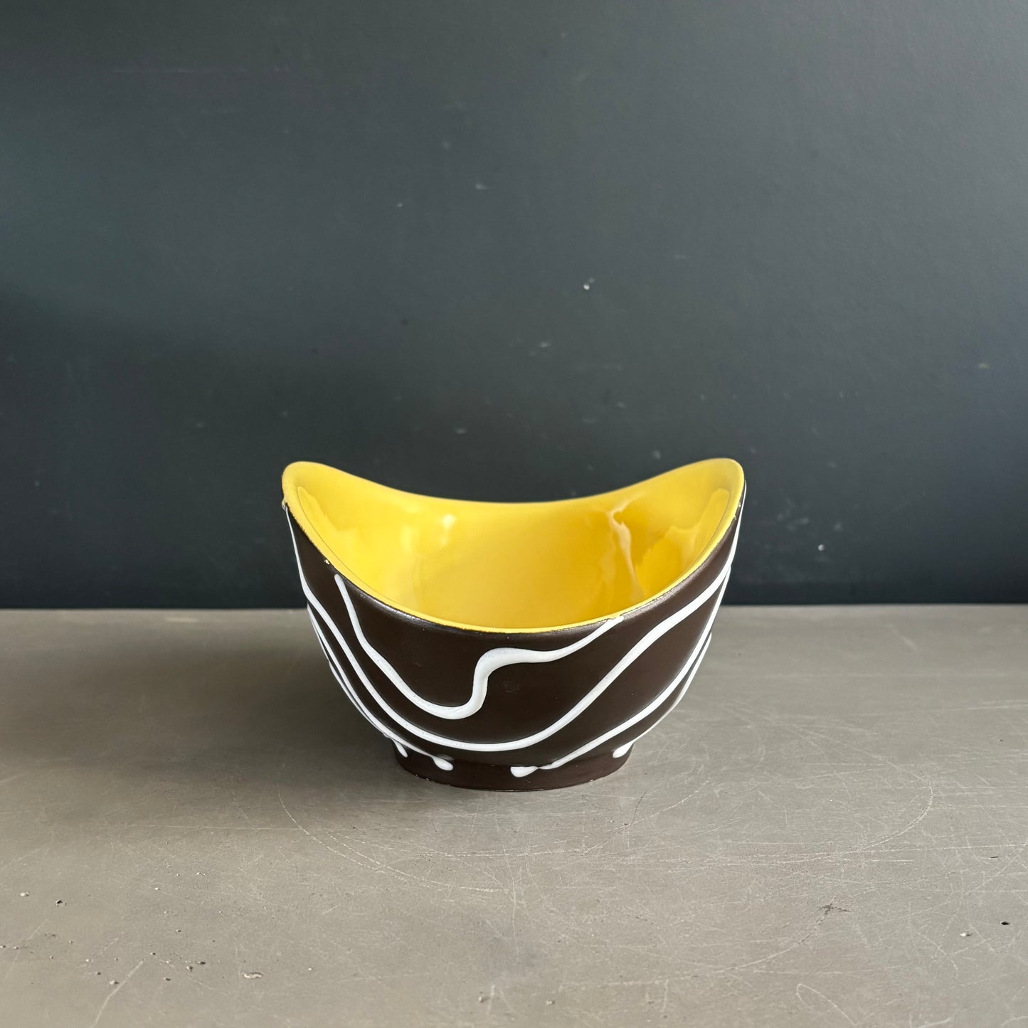 Bol apéritif en céramique jaune et noir, forme libre, West Germany - Ref 1216