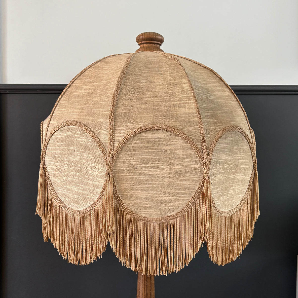Grande lampe de salon pied bois et abat-jour à franges - Ref 1371