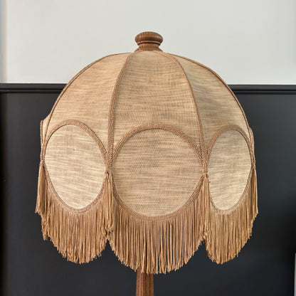 Grande lampe de salon pied bois et abat-jour à franges - Ref 1371