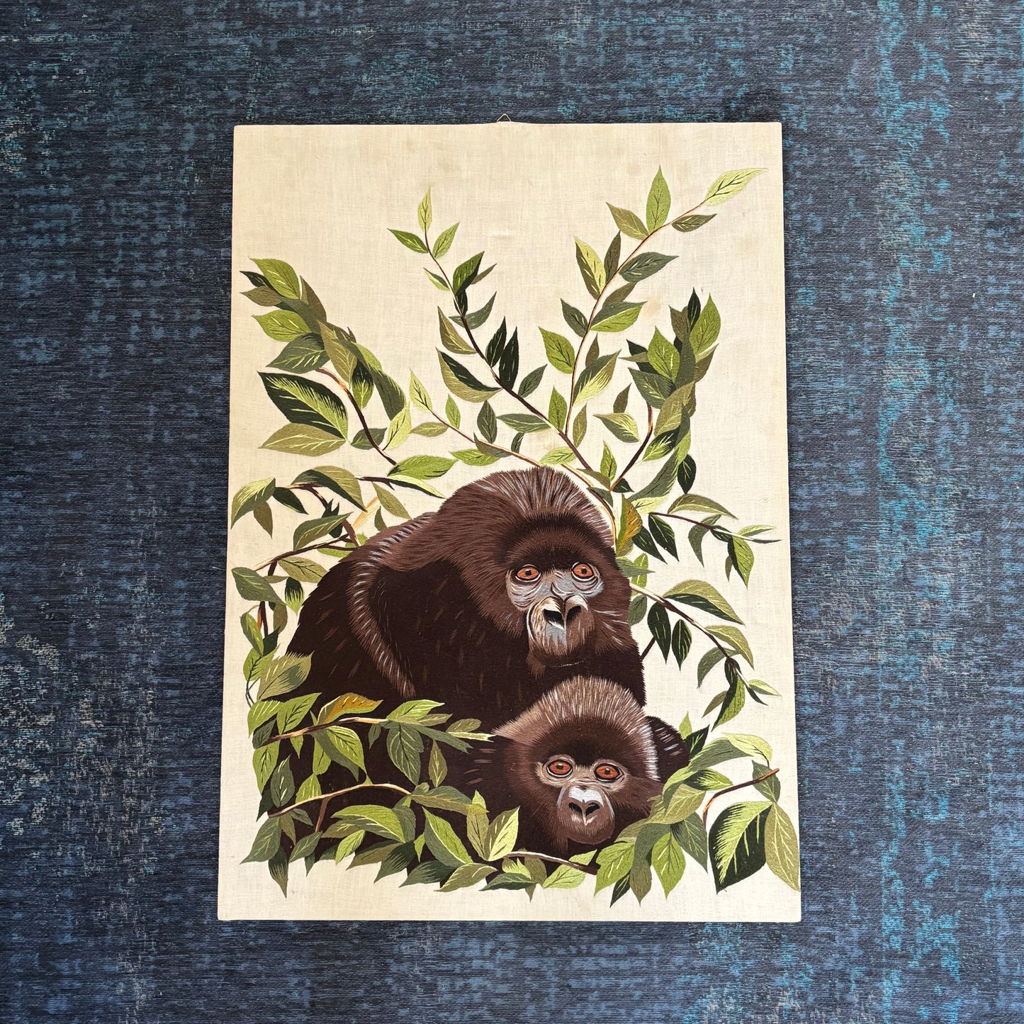 Broderie artisanale du Rwanda - Maman gorille et son bébé - Ref 1301