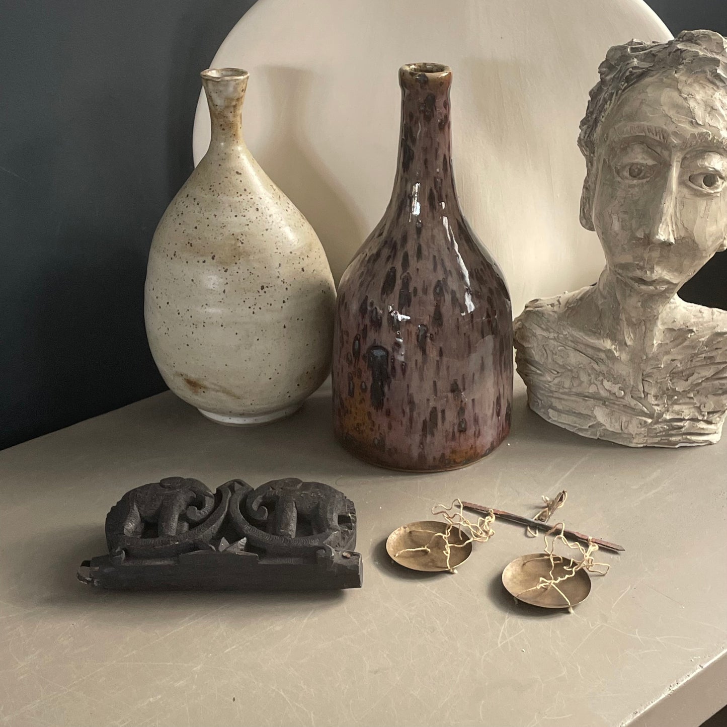 Balance traditionnelle indienne - boîte en bois sculptée éléphants - Ref 1142