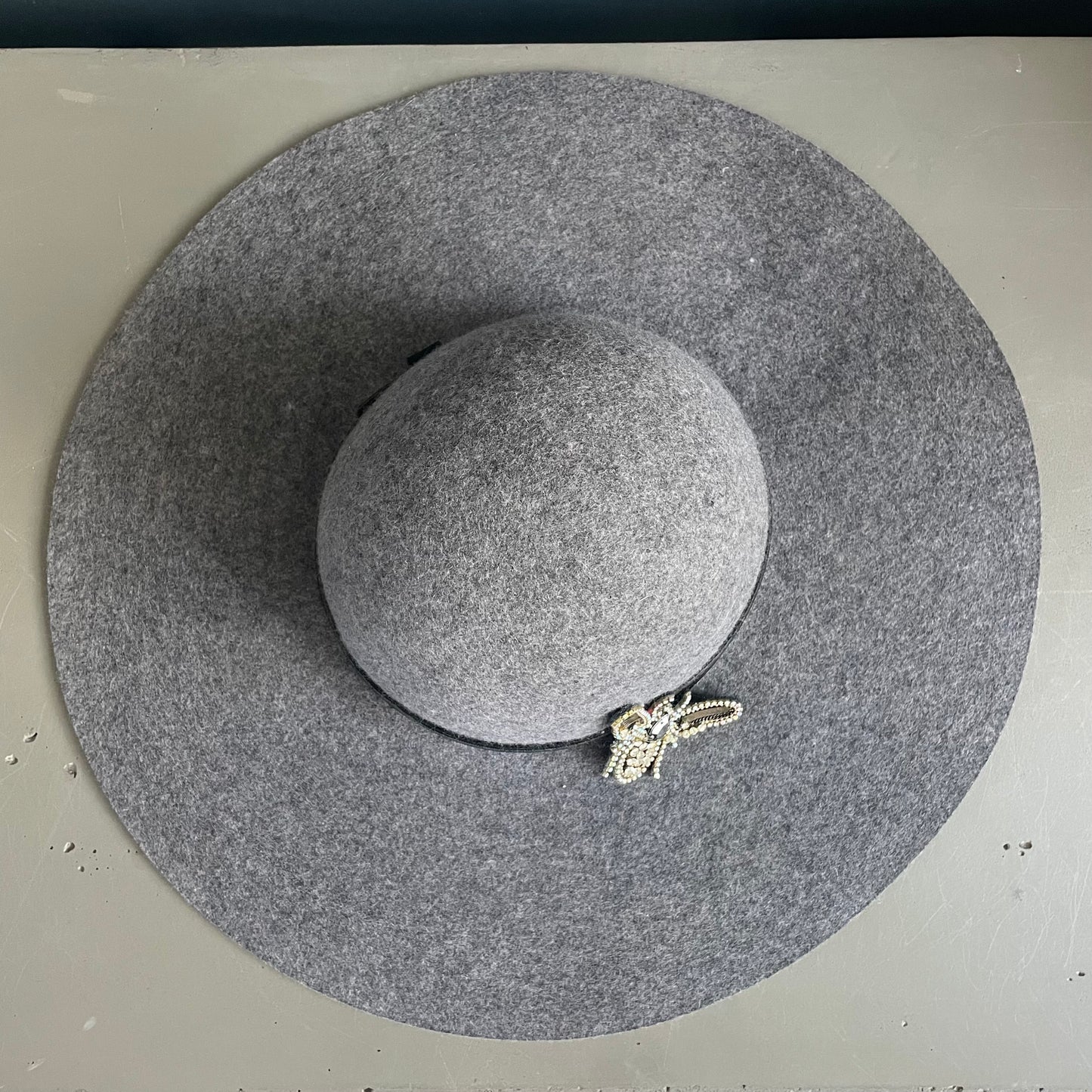 Chapeau en feutre avec broche - Ref 1065