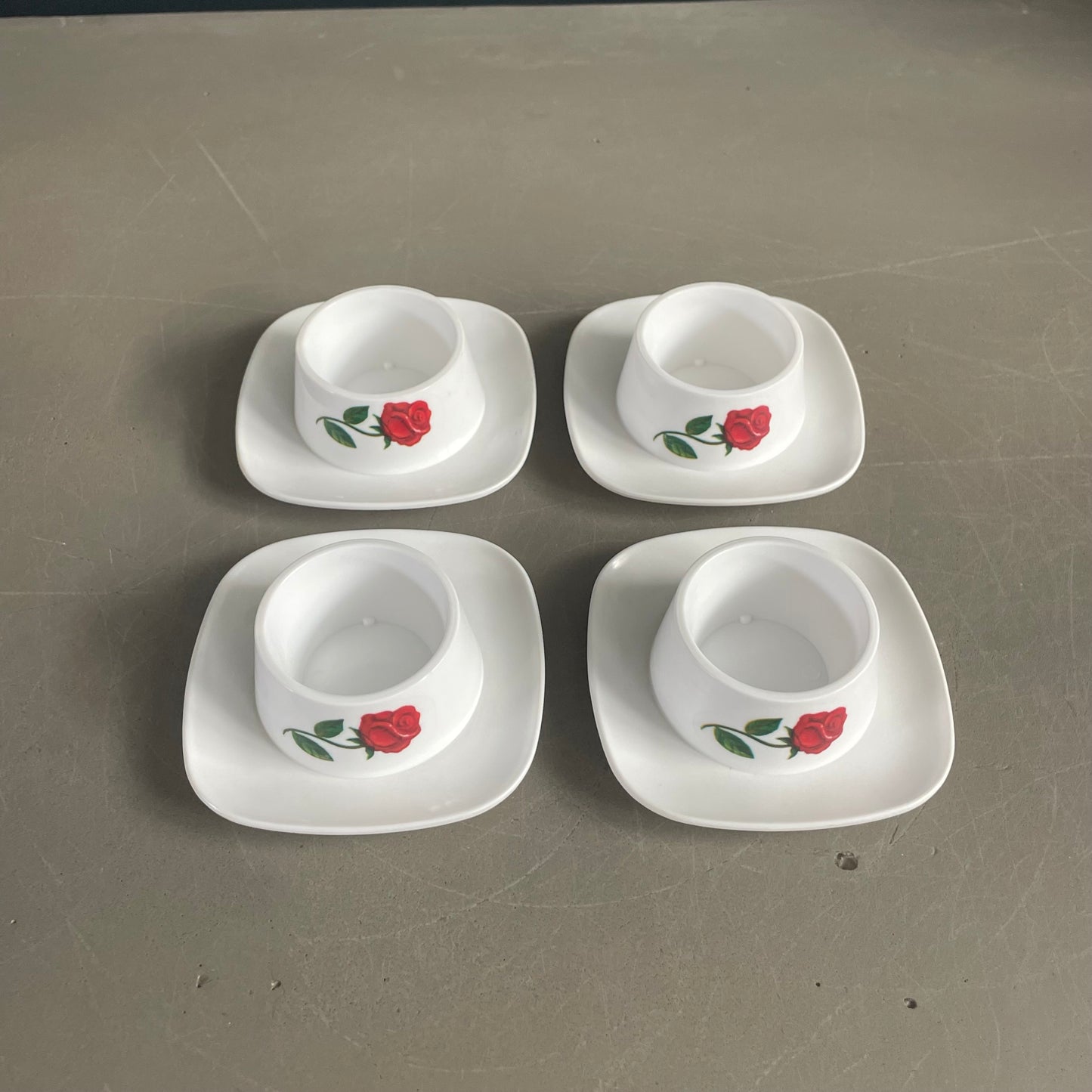 Lot de 4 coquetiers vintage en plastique - Ref 1054