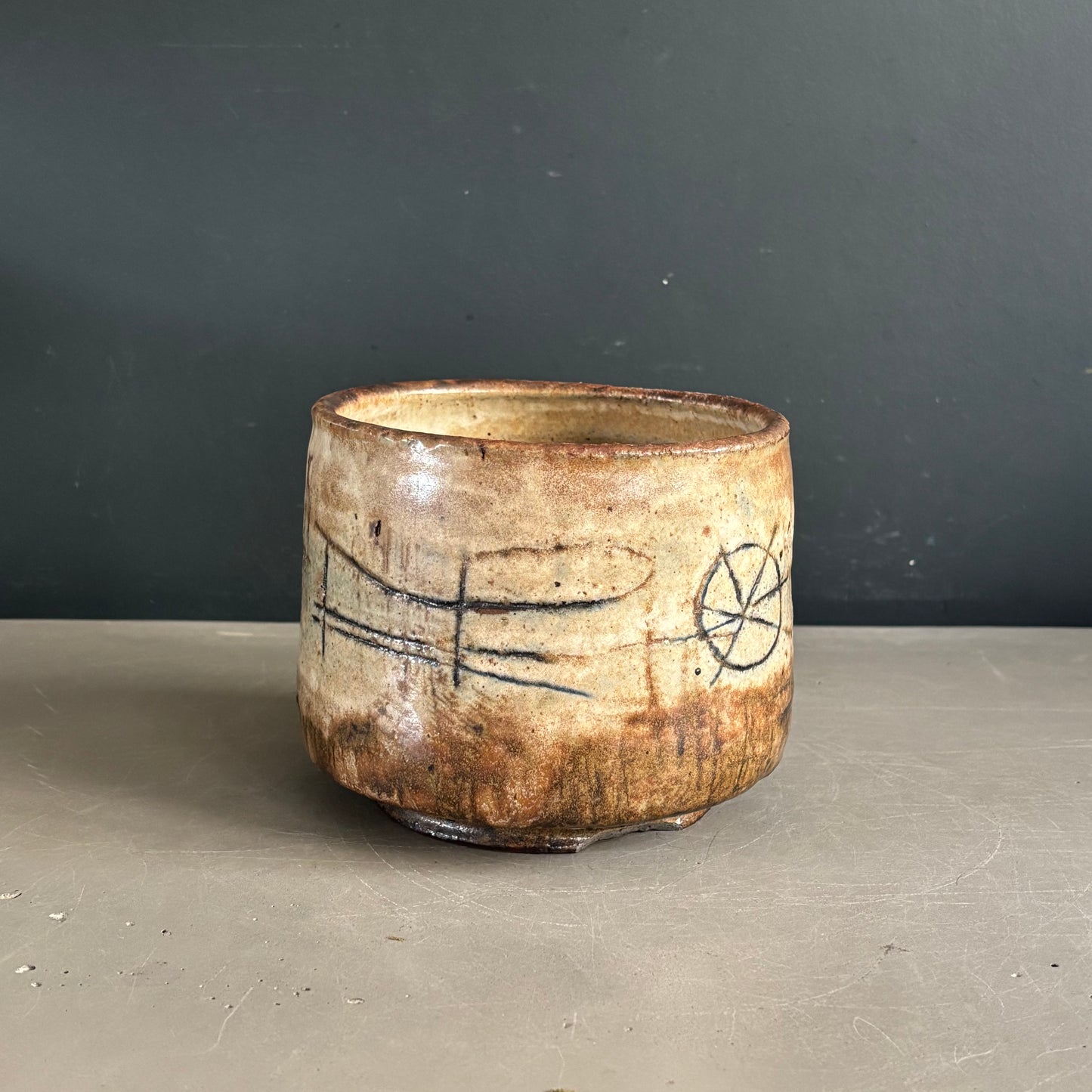 Cache-pot ou vide-poche cylindrique en céramique à motifs gravés signé - Ref 1220