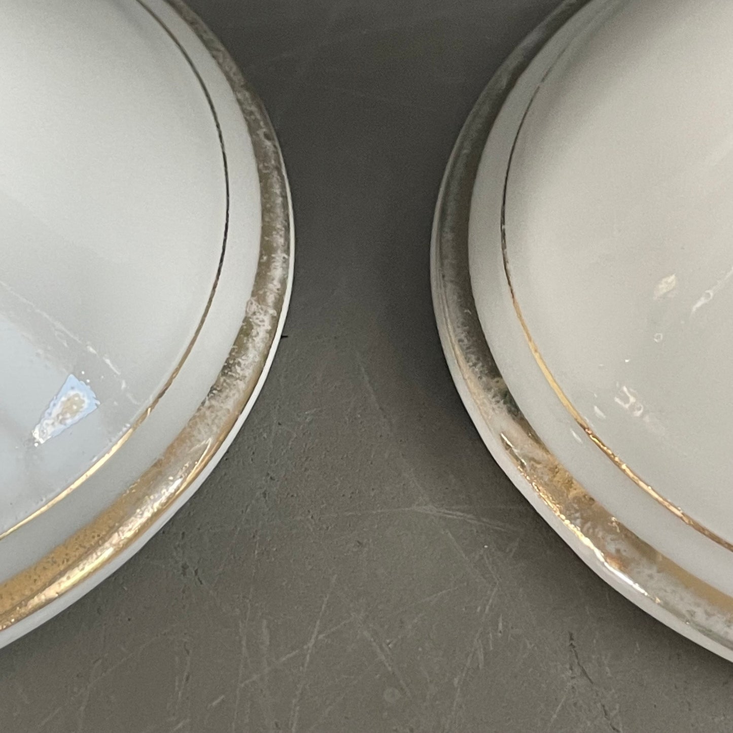 Paire de bougeoirs en porcelaine motif doré - Ref 1111
