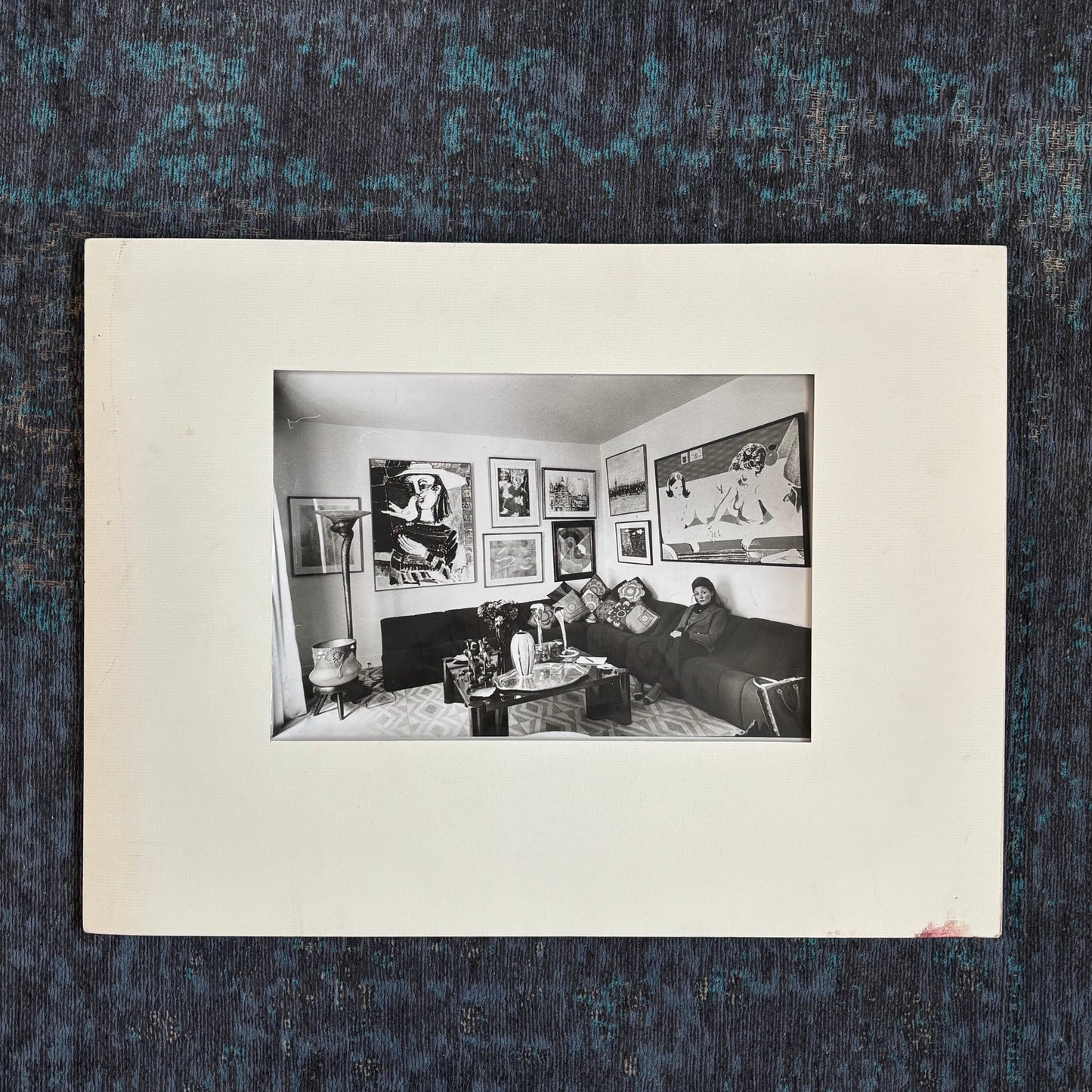 Photographie originale femme dans son salon entourée d’œuvres d’art - Ref 1284