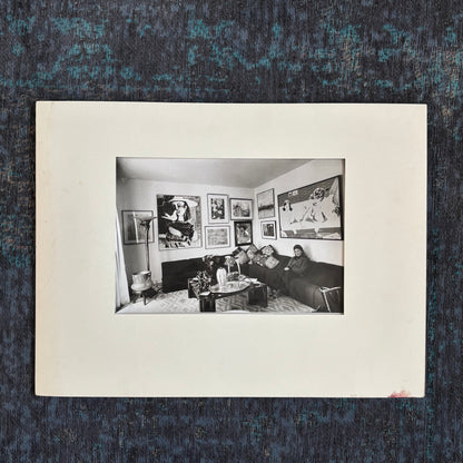 Photographie originale femme dans son salon entourée d’œuvres d’art - Ref 1284