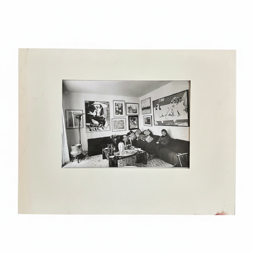 Photographie originale femme dans son salon entourée d’œuvres d’art - Ref 1284