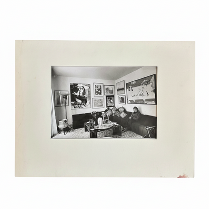 Photographie originale femme dans son salon entourée d’œuvres d’art - Ref 1284