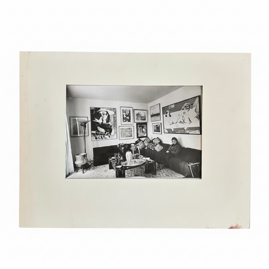 Photographie originale femme dans son salon entourée d’œuvres d’art - Ref 1284