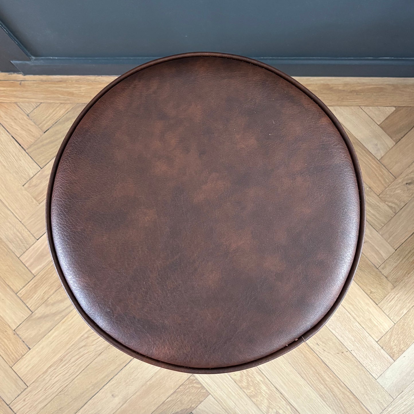 Tabouret vintage en simili marron - Ref 1233