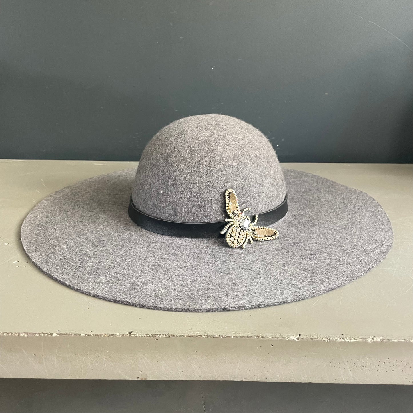 Chapeau en feutre avec broche - Ref 1065
