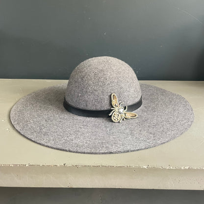 Chapeau en feutre avec broche - Ref 1065