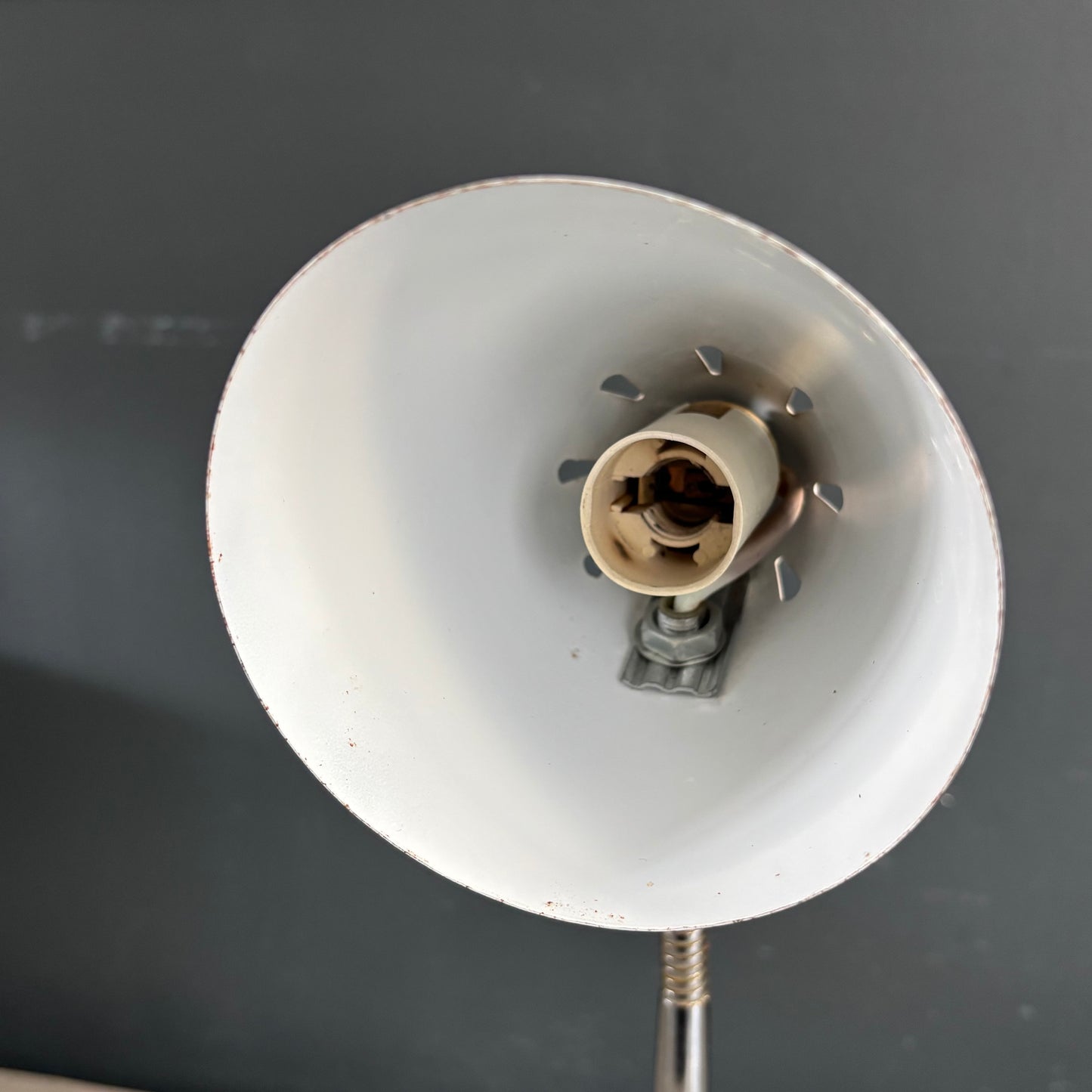 Lampe de bureau vintage Kompernass orientable en métal laqué gris perle - Ref 1270