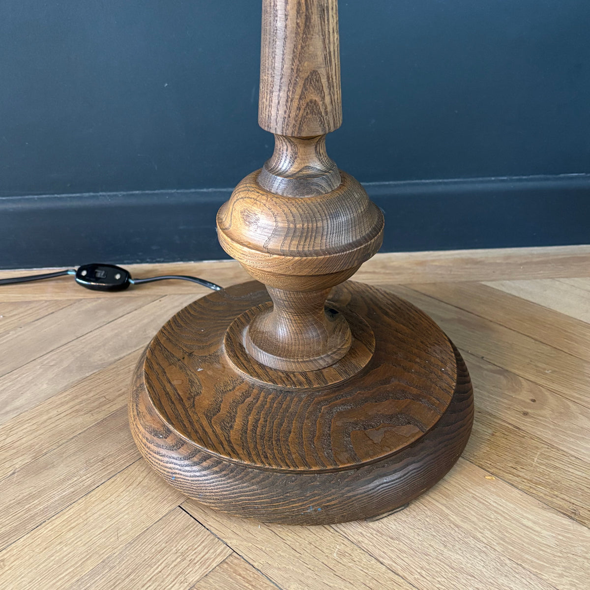 Grande lampe de salon pied bois et abat-jour à franges - Ref 1371