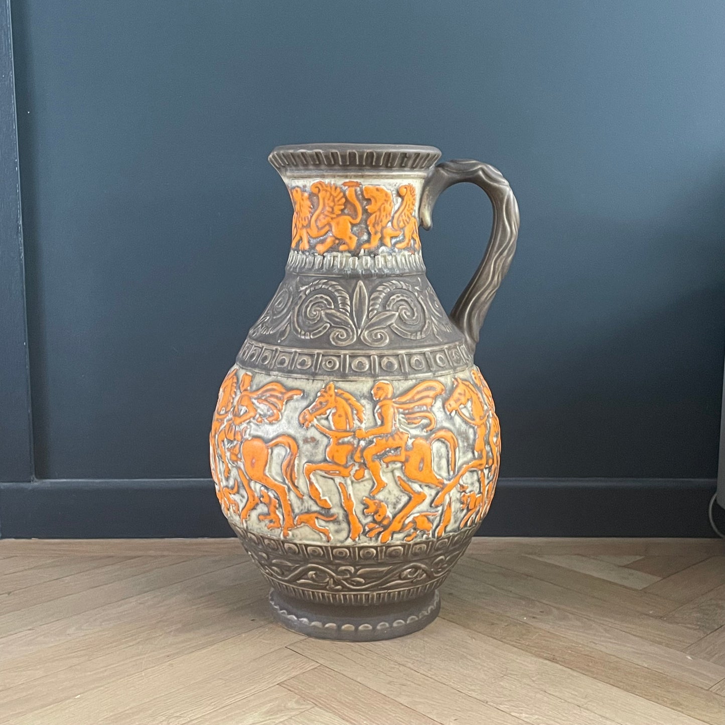 Grand vase de sol West Germany- motifs cavaliers oranges - Ref 1150