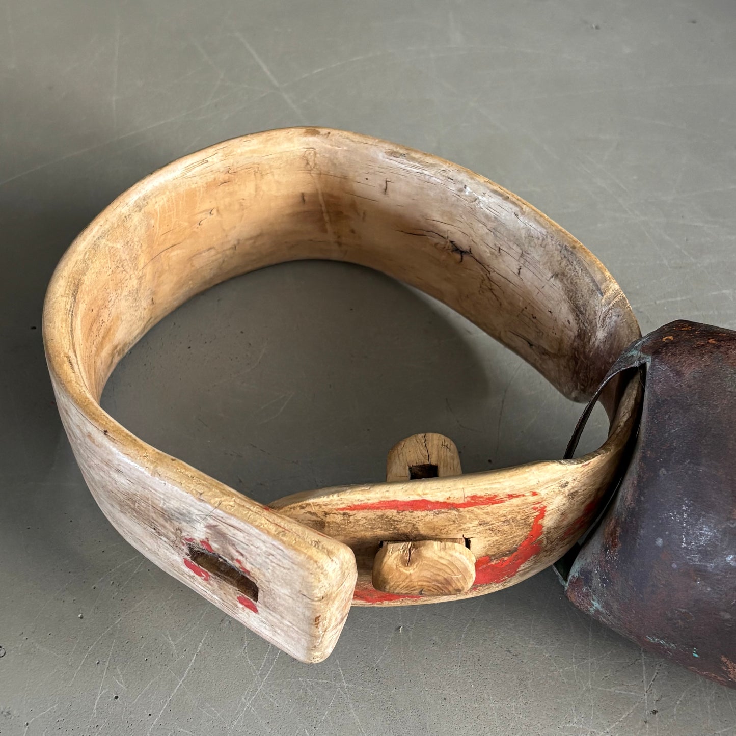 Cloche sonnaille ancienne avec son collier en bois - Ref 1320