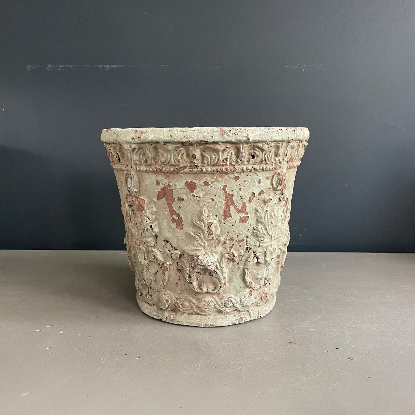 Cache-pot en terre cuite à motifs en relief - Ref 1208