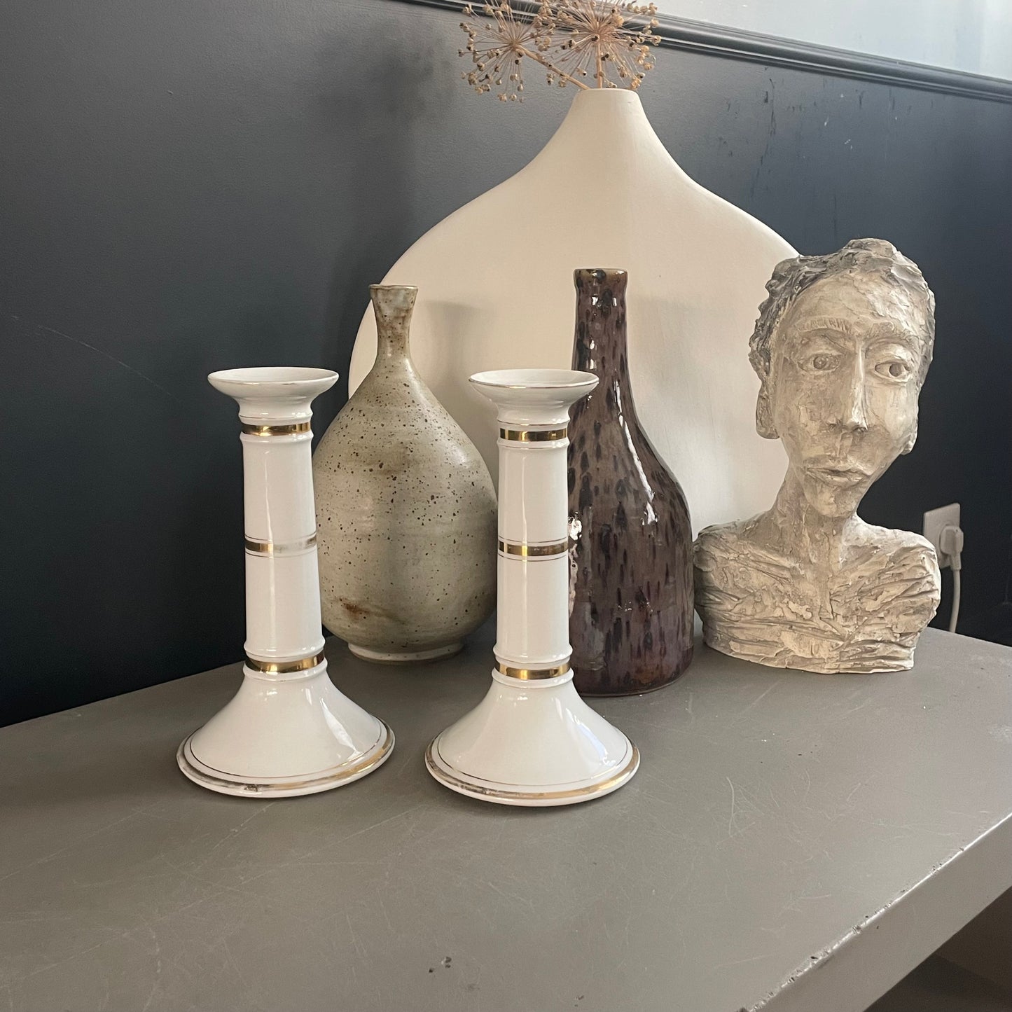 Paire de bougeoirs en porcelaine motif doré - Ref 1111
