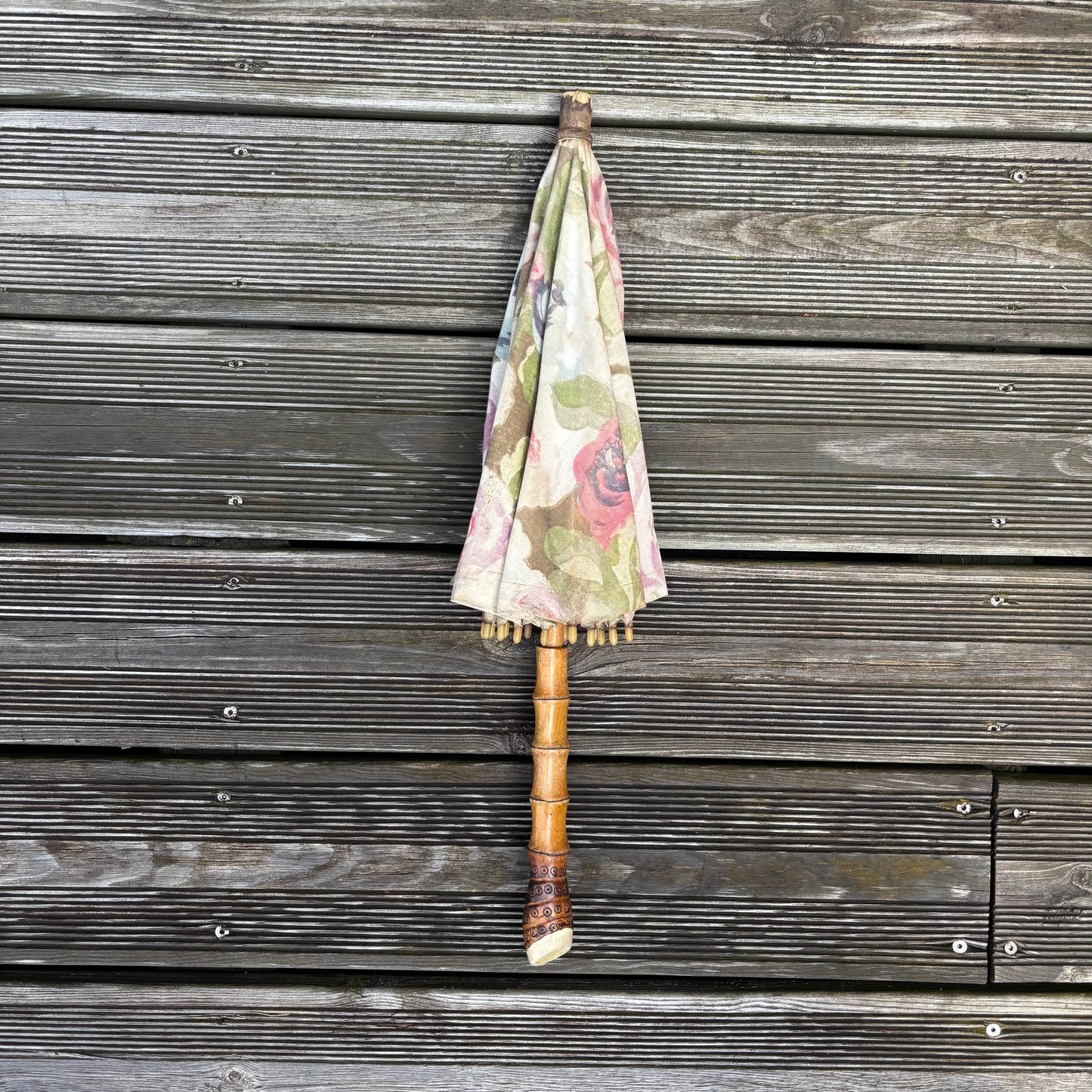 Ombrelle ancienne en bambou, bois et tissus fleuri début XXième - Ref 1254