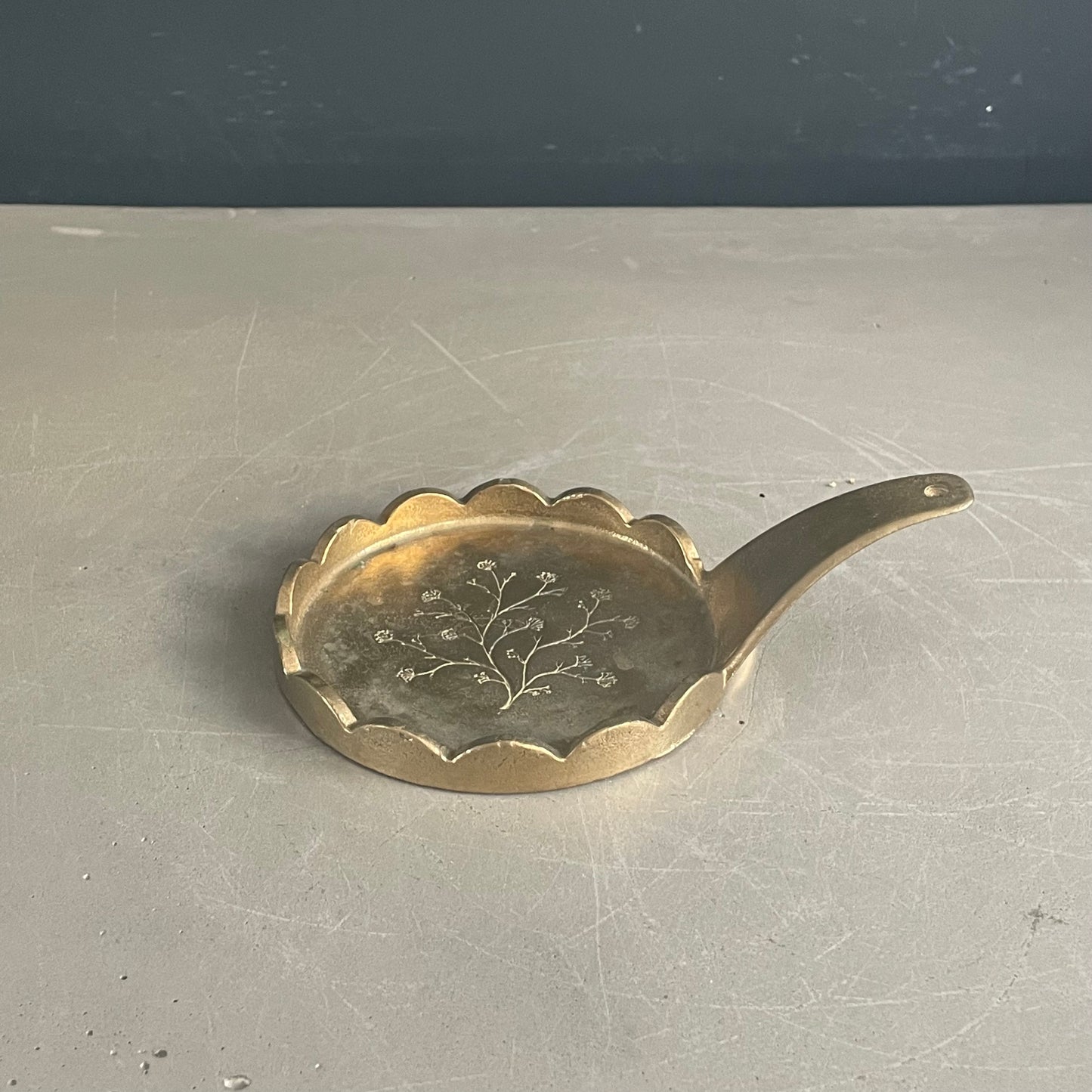 Coupelle en laiton gravée et signee - Ref 1127