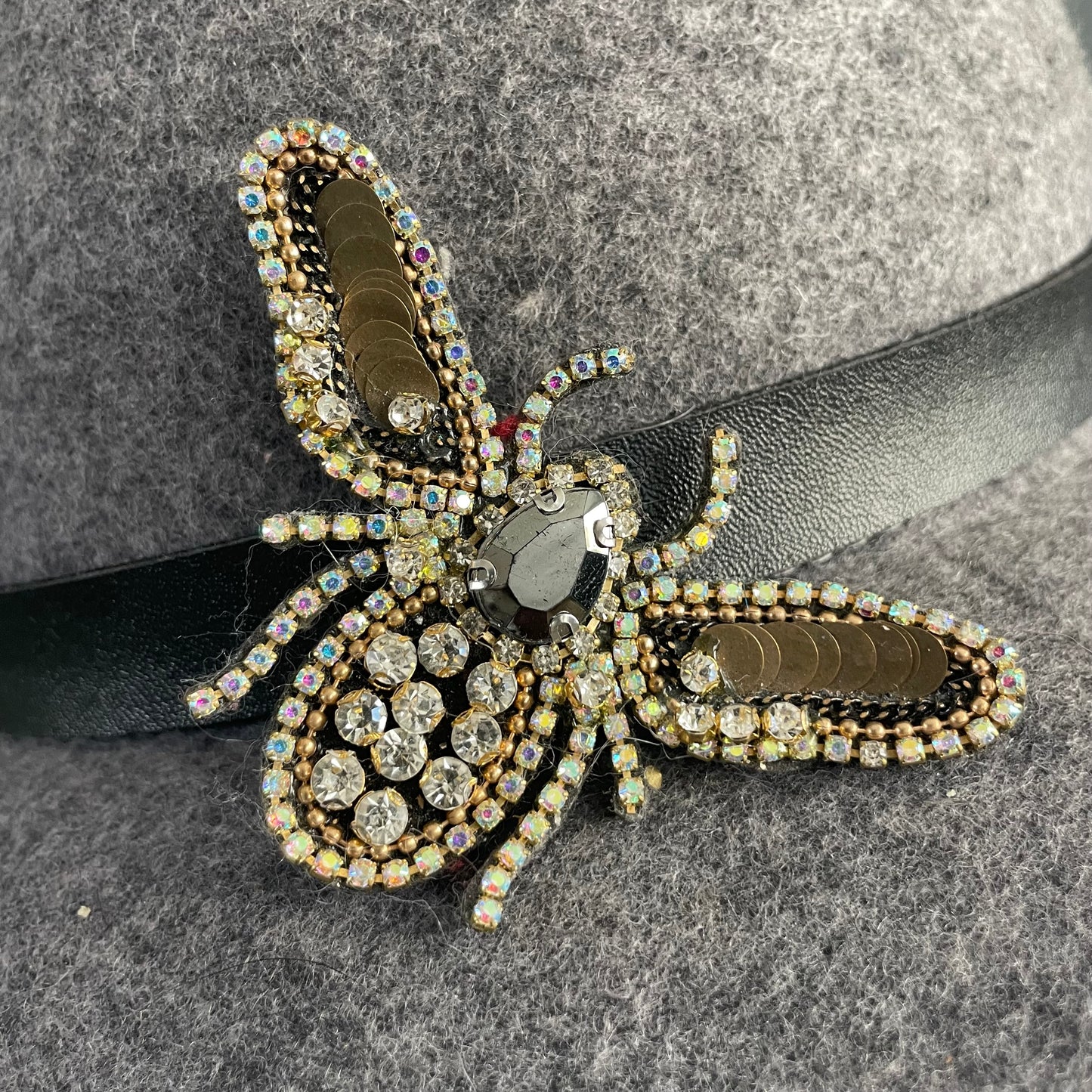 Chapeau en feutre avec broche - Ref 1065