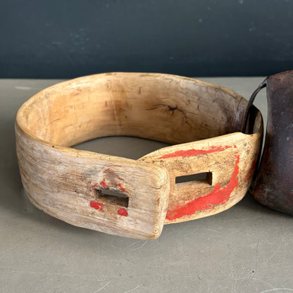 Cloche sonnaille ancienne avec son collier en bois - Ref 1320