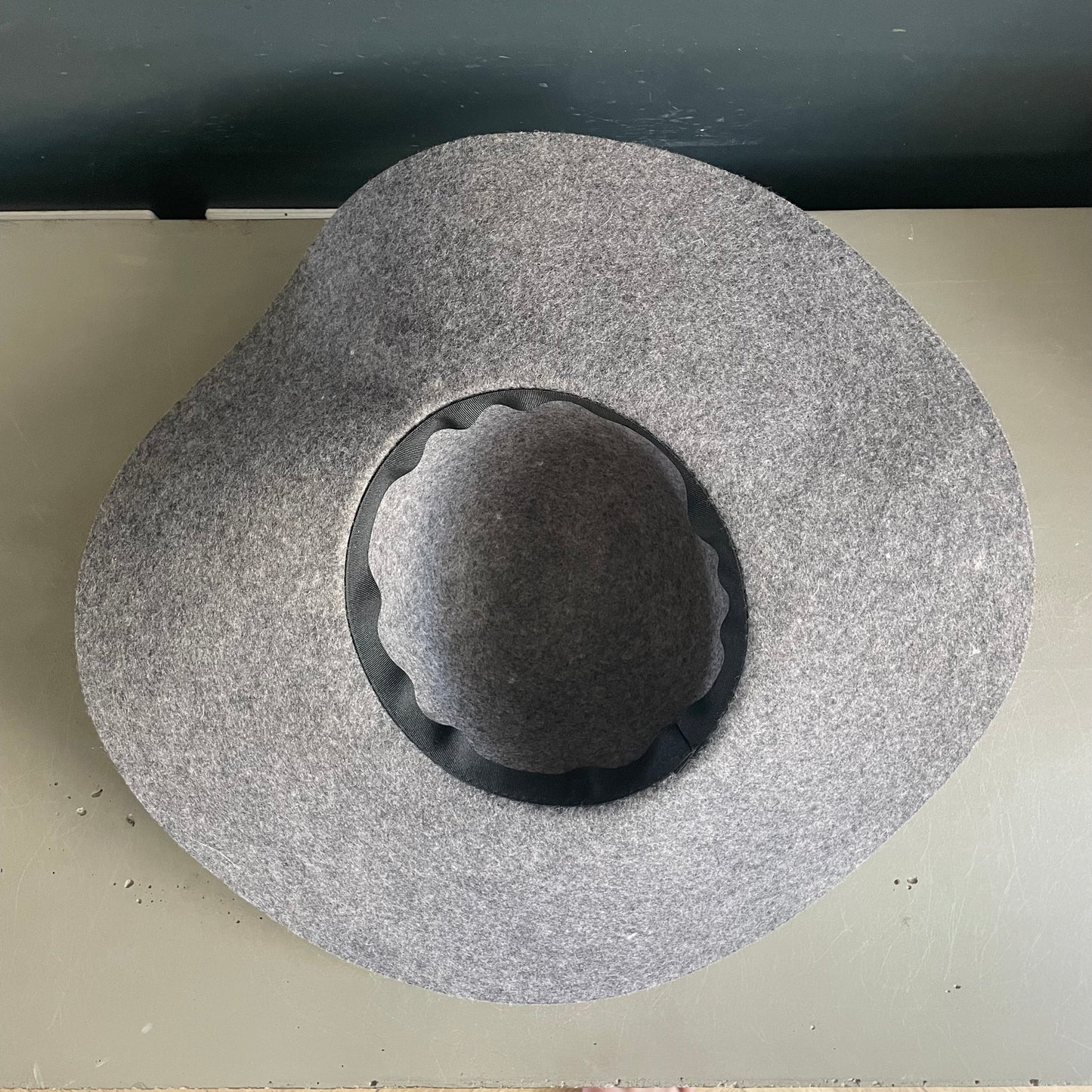 Chapeau en feutre avec broche - Ref 1065