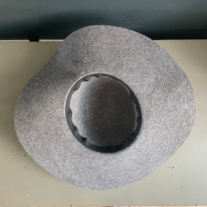 Chapeau en feutre avec broche - Ref 1065