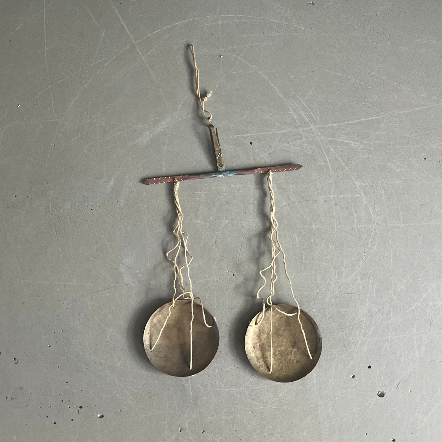 Balance traditionnelle indienne - boîte en bois sculptée éléphants - Ref 1142