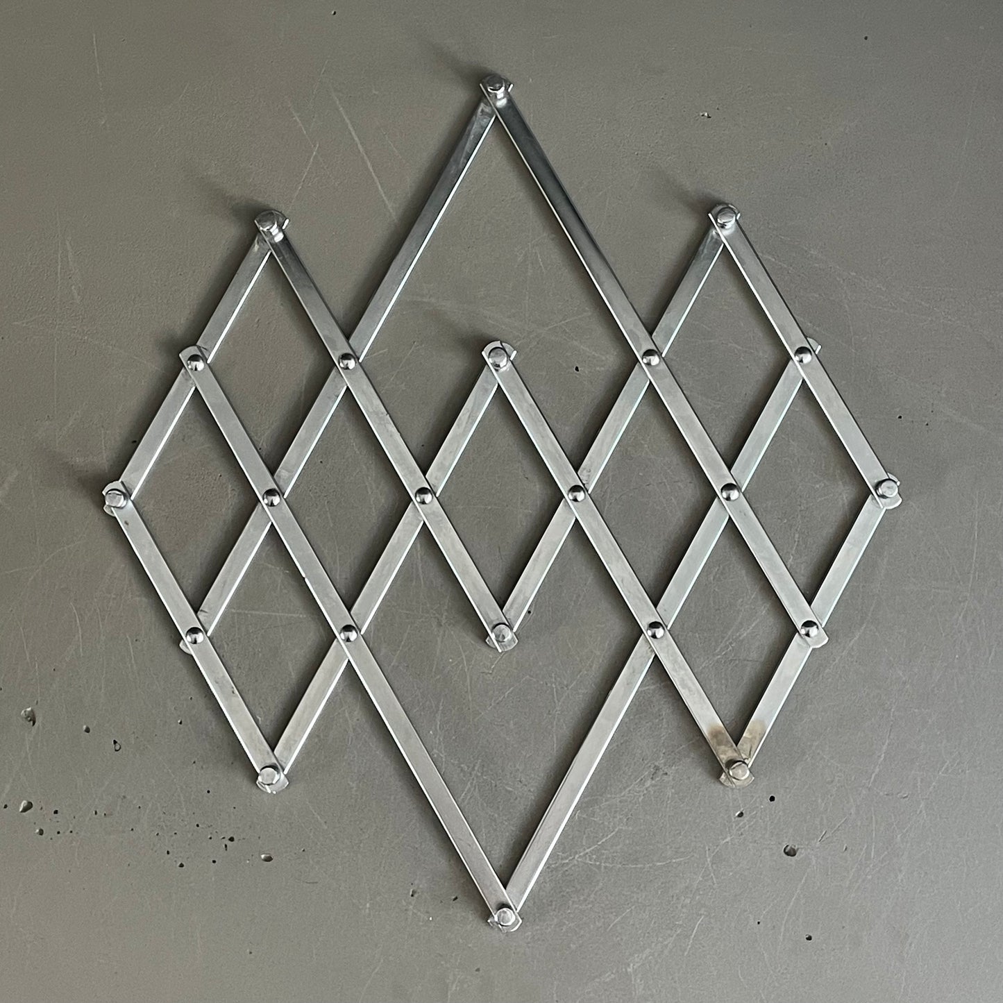Dessous de plat articulé en métal argenté - Ref 941