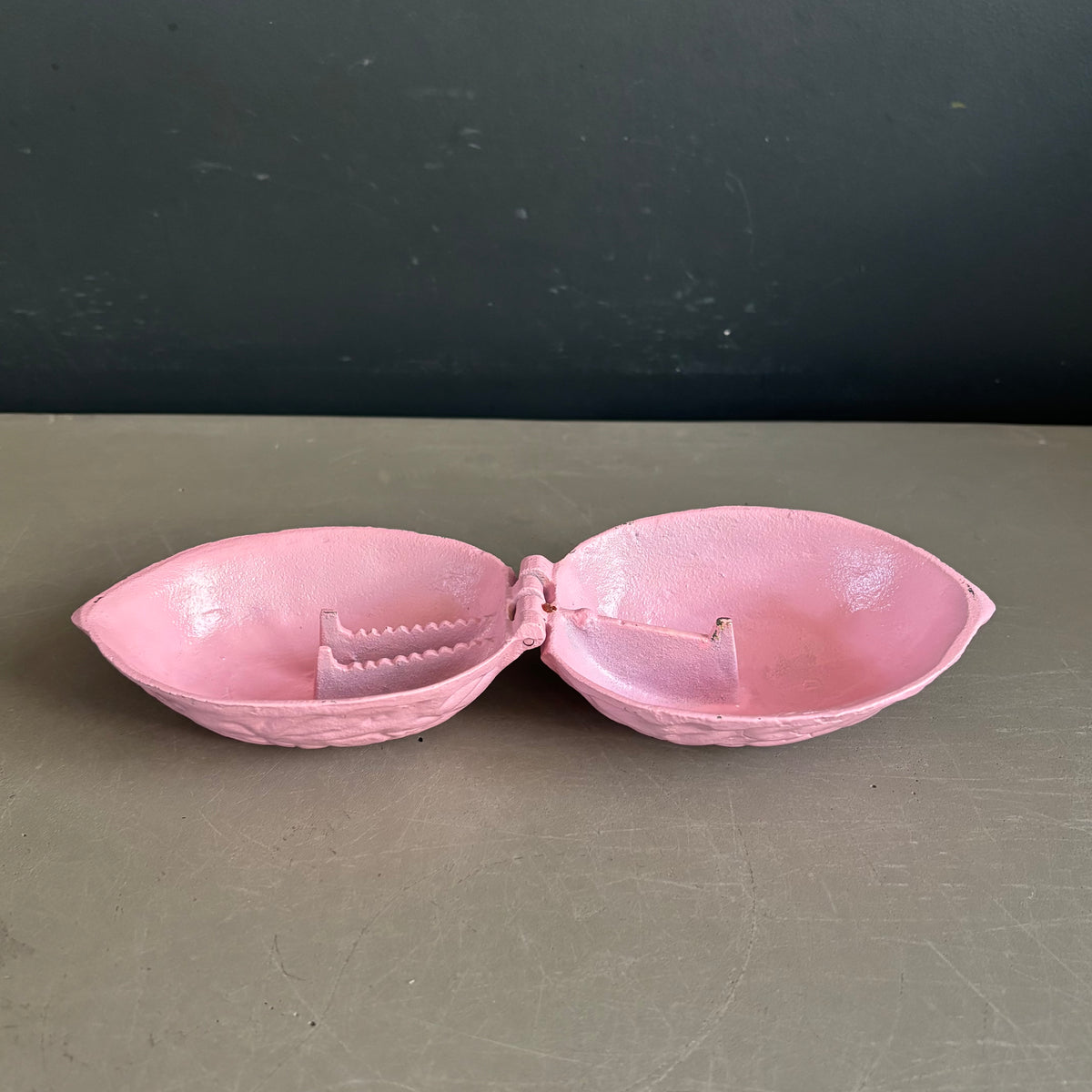 Casse-noix en fonte peinte en rose - Ref 1391