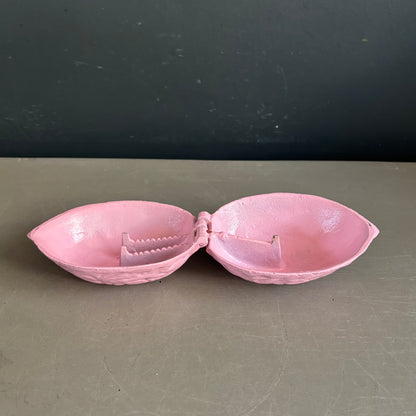 Casse-noix en fonte peinte en rose - Ref 1391