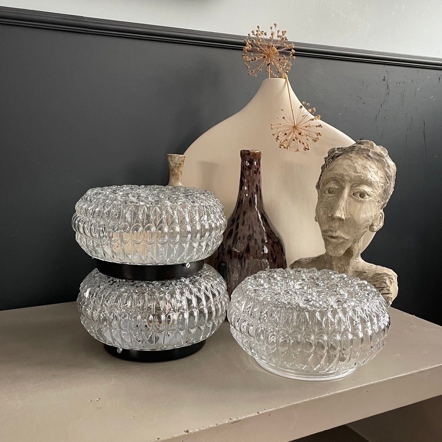 Paire de plafonniers / appliques en verre moulé + 1 globe seul - Ref 1179
