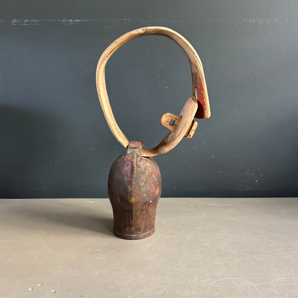 Cloche sonnaille ancienne avec son collier en bois - Ref 1320