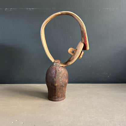Cloche sonnaille ancienne avec son collier en bois - Ref 1320