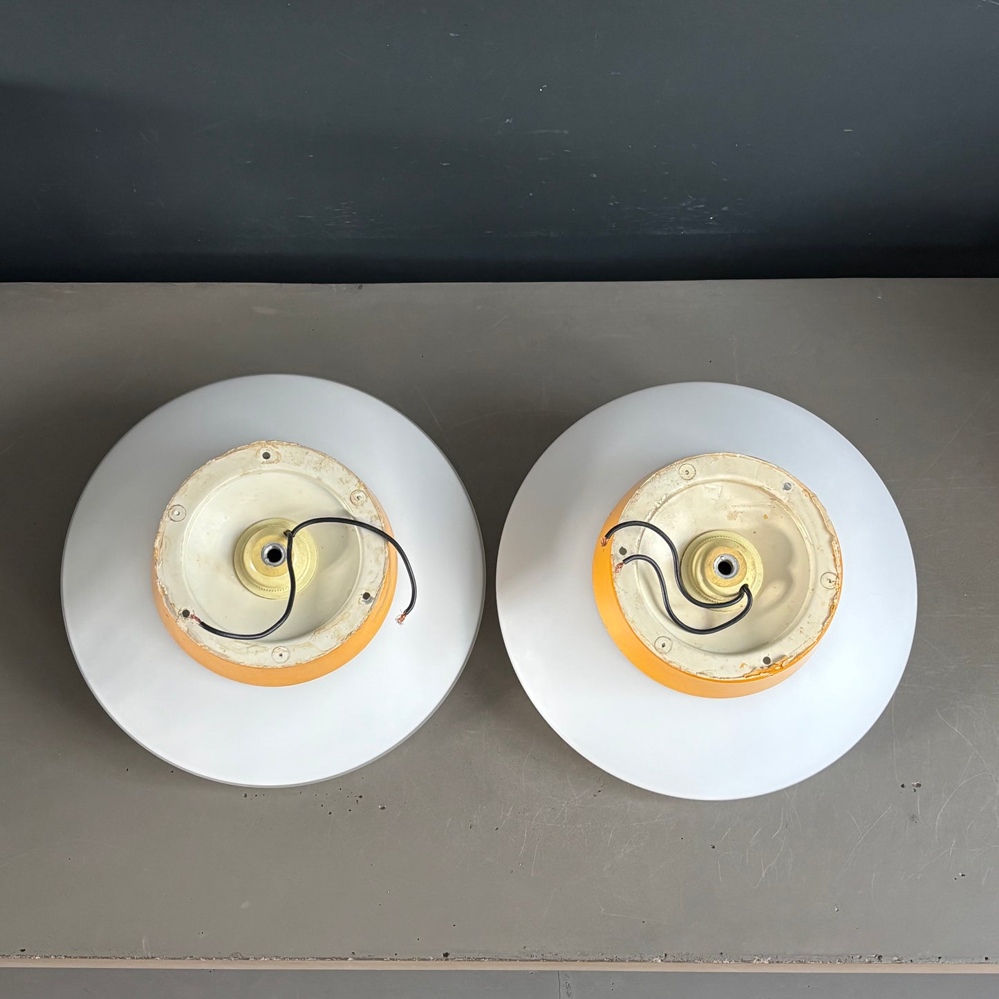 Paire d’appliques murales avec globes soucoupes en opaline - Ref 1266