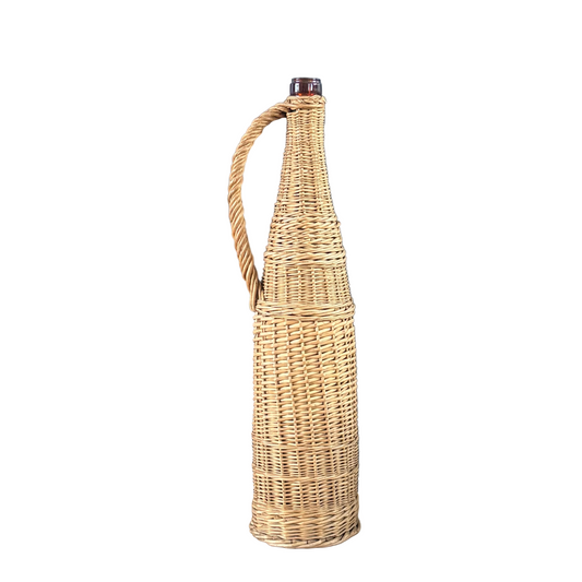Bouteille en verre ambré dans son panier à poignée en osier - Ref 1232