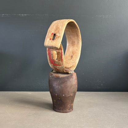 Cloche sonnaille ancienne avec son collier en bois - Ref 1320