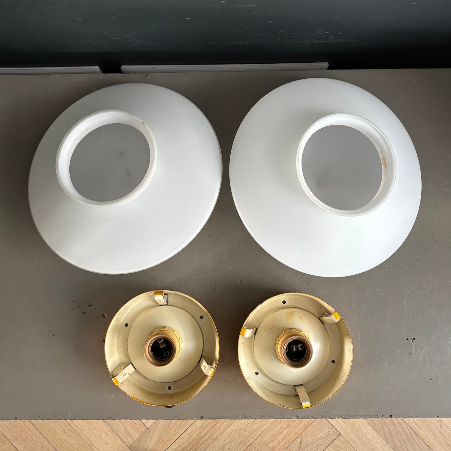 Paire d’appliques murales avec globes soucoupes en opaline - Ref 1266