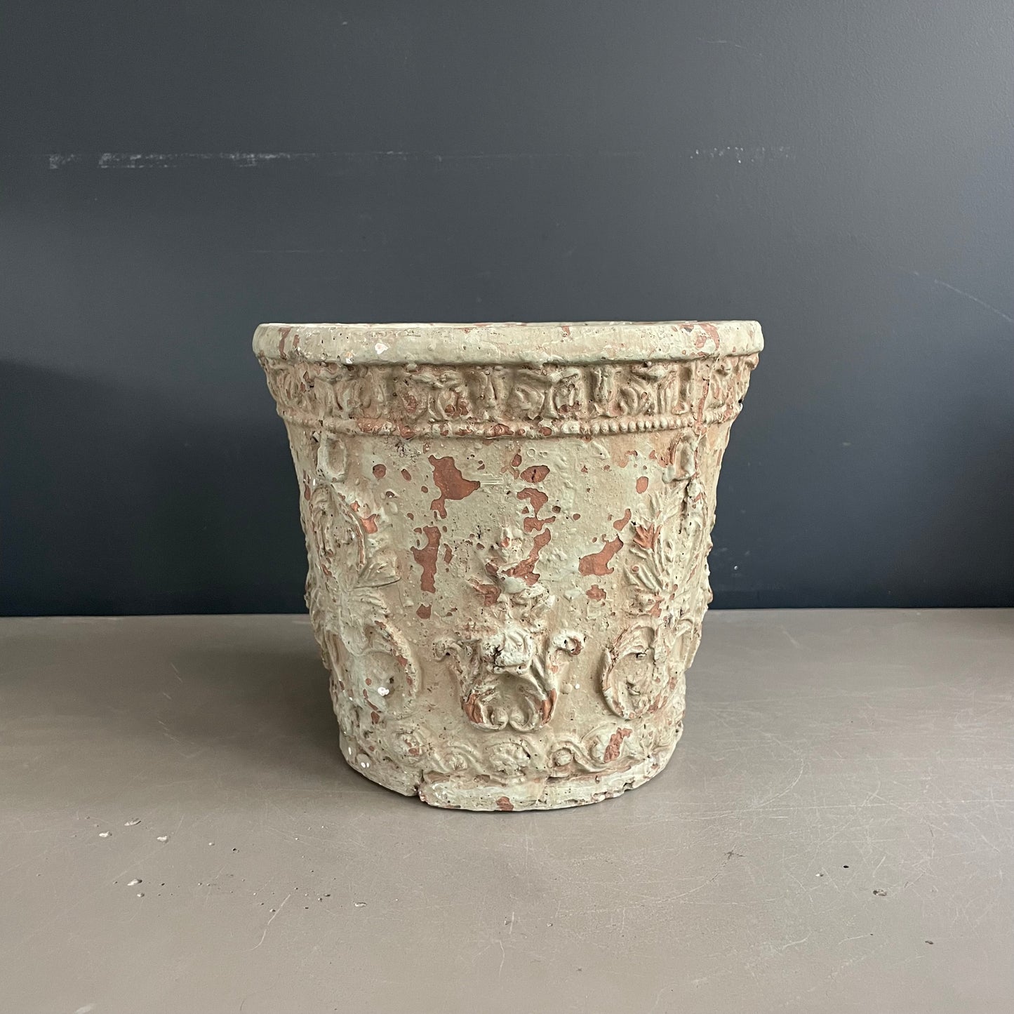 Cache-pot en terre cuite à motifs en relief - Ref 1208