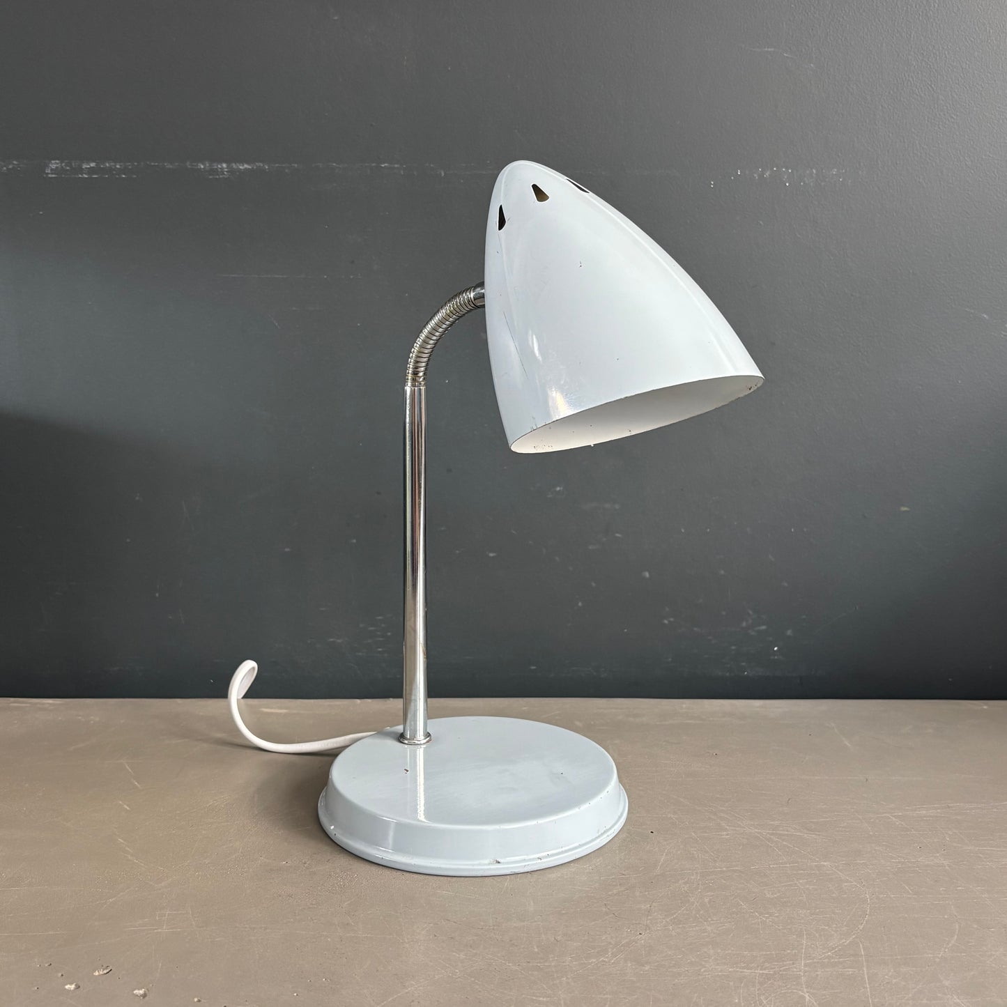 Lampe de bureau vintage Kompernass orientable en métal laqué gris perle - Ref 1270