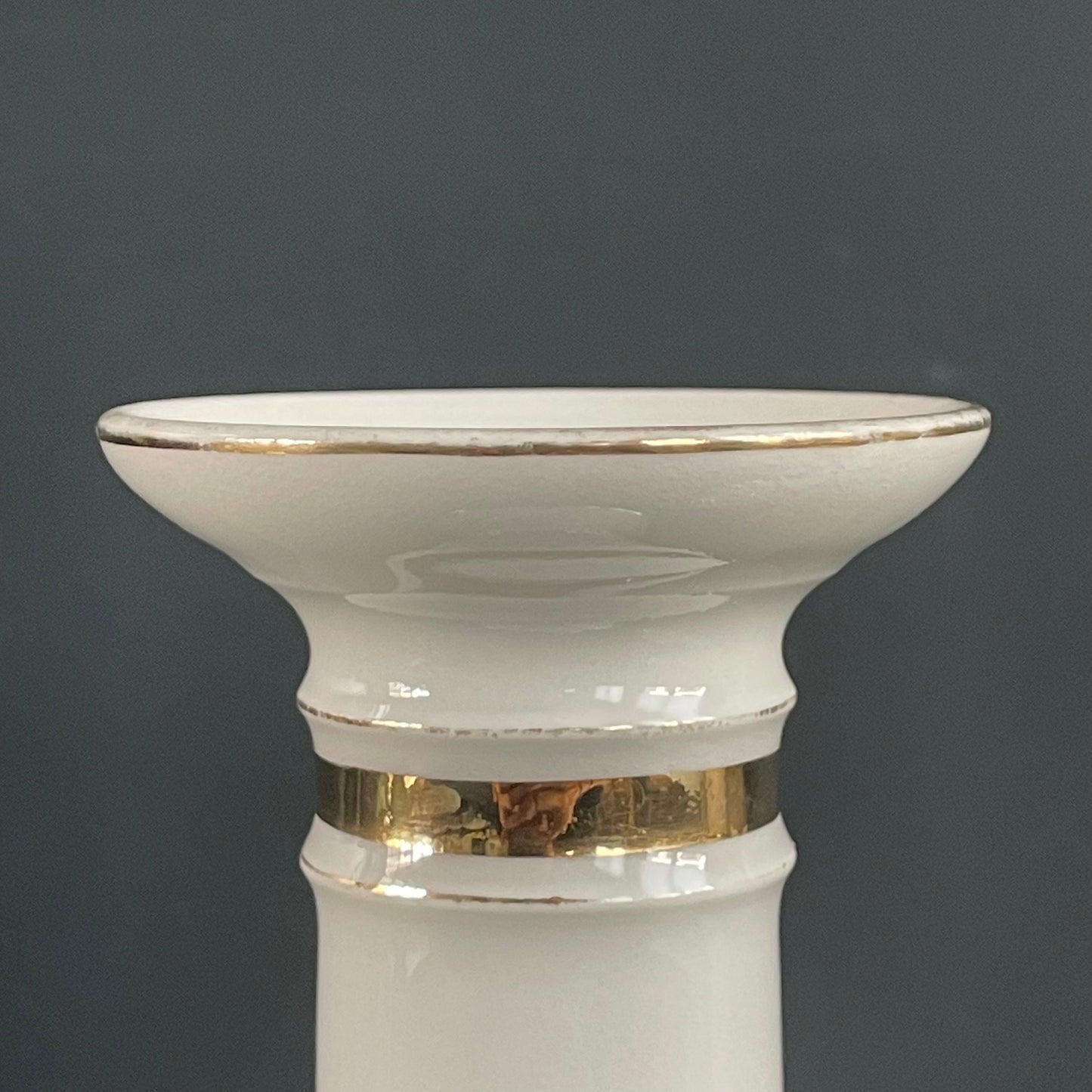 Paire de bougeoirs en porcelaine motif doré - Ref 1111
