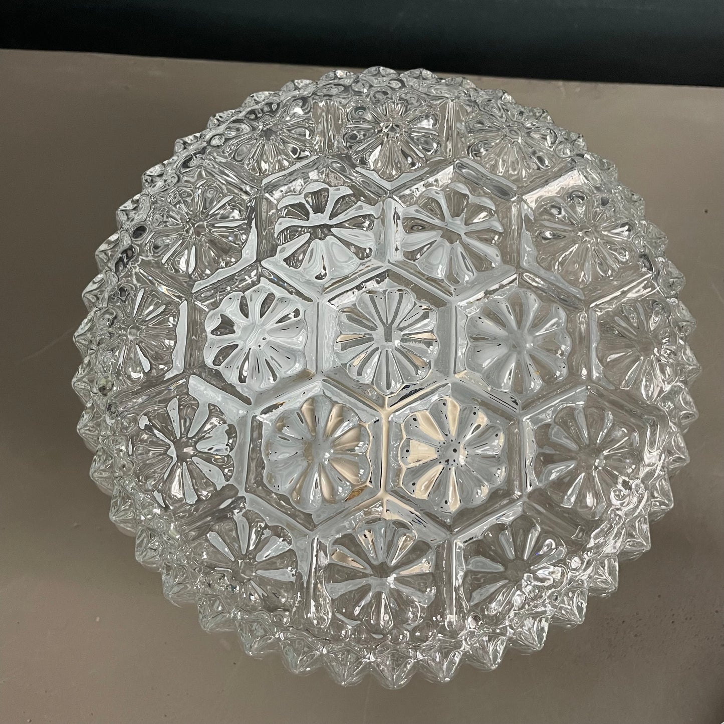 Paire de plafonniers / appliques en verre moulé + 1 globe seul - Ref 1179