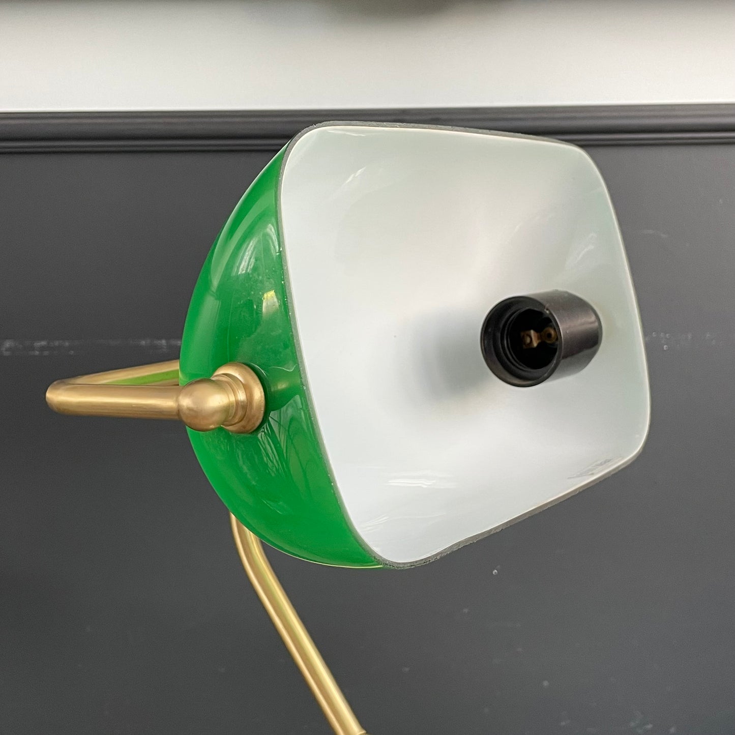 Lampe de bureau abat-jour en verre vert et pied en métal doré - Ref 1188
